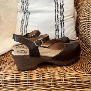 Like New Dansko size 8 brown leather shoes